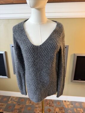 Abercrombie & Fitch Gray V-Neck Fuzzy Knit Sweater 78% wool